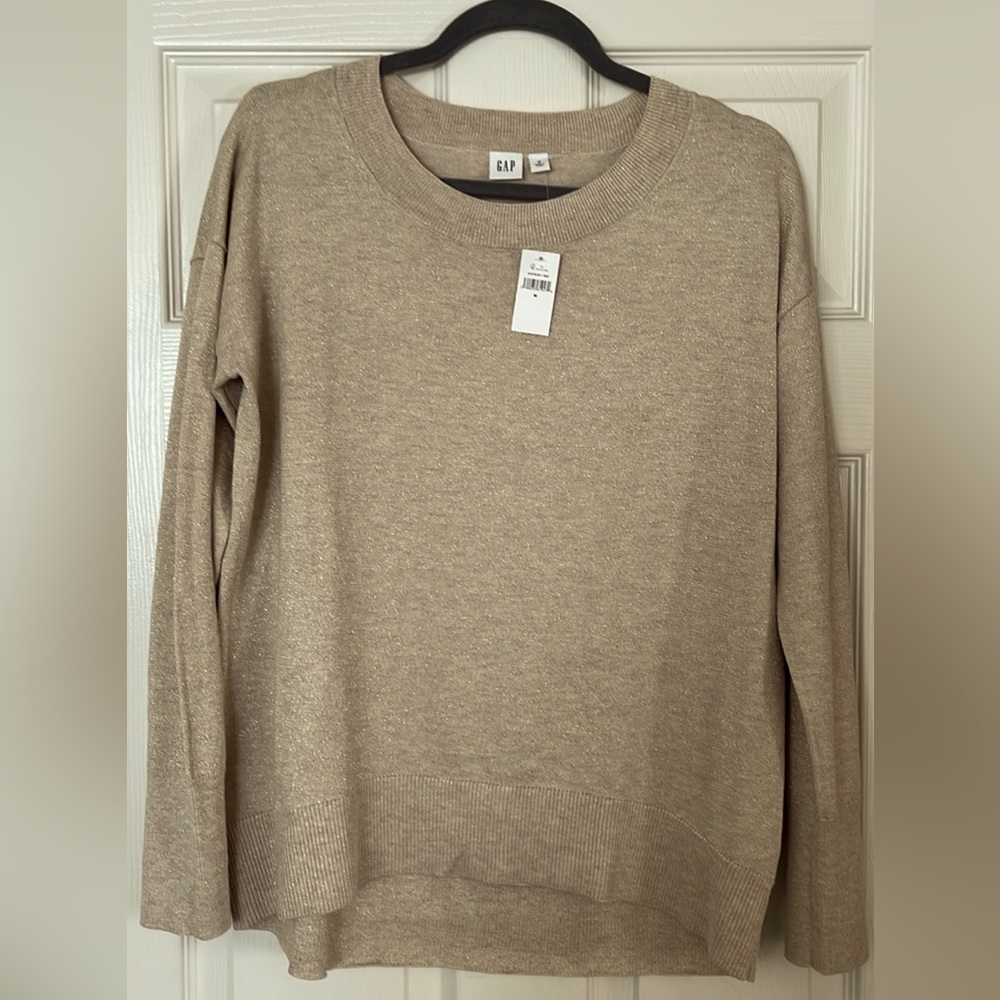GAP light champagne sweater. Never worn. Size M.